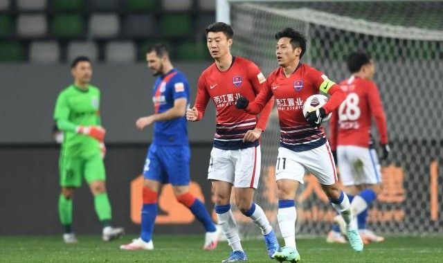 B体育-40岁吴庆创中超新纪录 重庆10人大轮换或死磕武汉