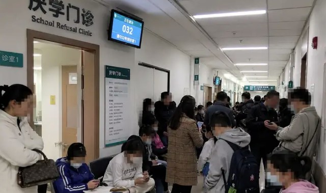 B体育官网-休学门诊挤满了初三学生，北大教培人揭开真相：三条路全被堵死，他们无处可逃