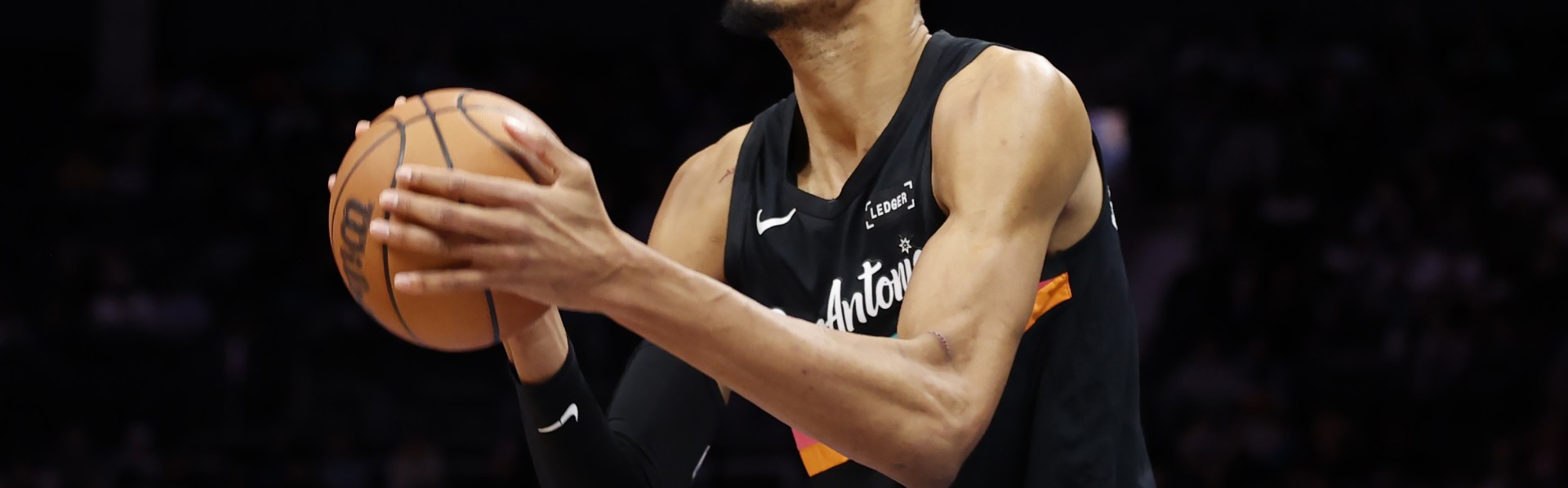 b体育官网首页-手感滚烫！文班上半场飚中5记三分 多于独行侠全队4记三分