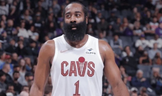 b体育官网首页-哈登上半场13投仅3中，三分4中1得到7分2篮板2助攻