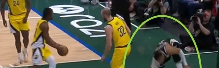 B体育-崴脚+膝盖过度伸展？字母哥扣篮落地失衡 捂着左腿缺战末节